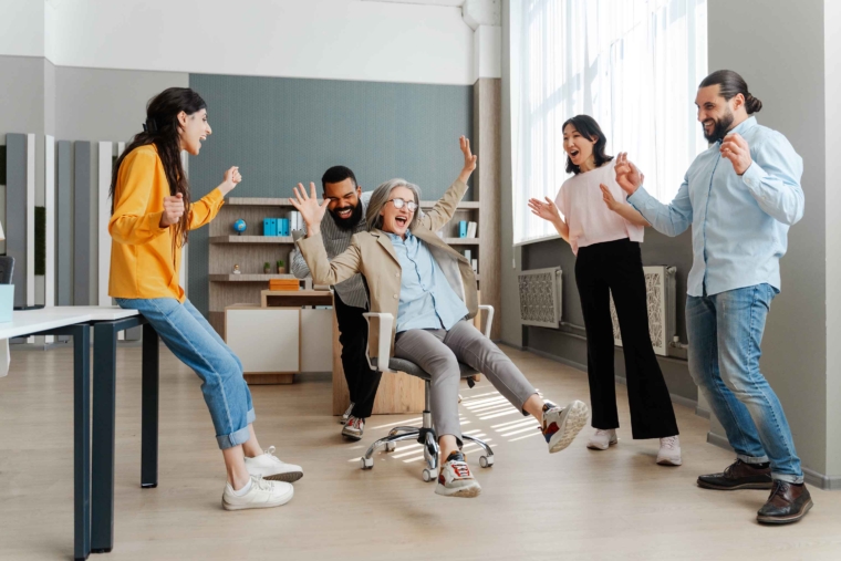 Özgüven ve kendine inanç, bireyin hayatındaki başarı ve mutluluğun temel taşlarından biridir. Ancak, birçok kişi çocukluk döneminden itibaren maruz kaldığı olumsuz deneyimler, yanlış inançlar veya sosyal baskılar nedeniyle özgüven eksikliği yaşayabilir.