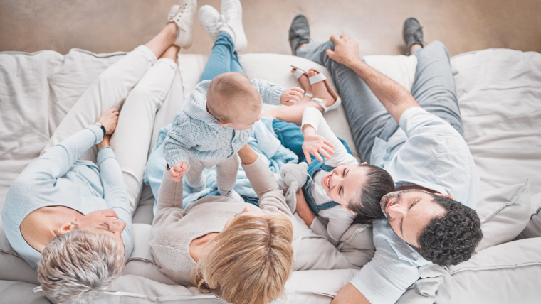 Aile, farklı bireylerin bir araya gelerek oluşturduğu dinamik bir sistemdir. Bu sistemde herkesin kendine özgü bir rolü ve sorumluluğu vardır. Ancak, rollerin belirsiz veya dengesiz olduğu durumlarda, aile içinde çatışmalar ve uyumsuzluklar ortaya çıkabilir