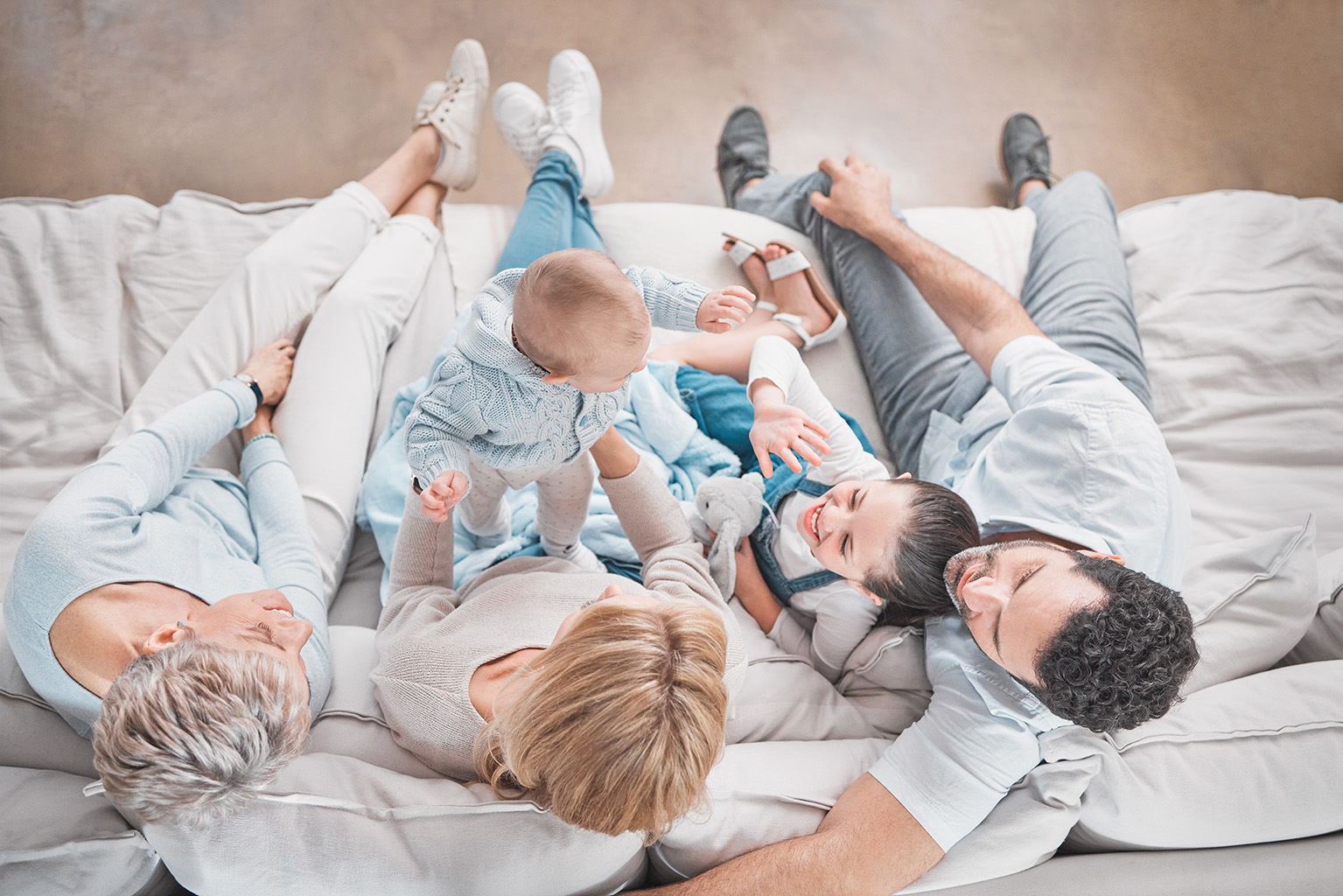 Aile, farklı bireylerin bir araya gelerek oluşturduğu dinamik bir sistemdir. Bu sistemde herkesin kendine özgü bir rolü ve sorumluluğu vardır. Ancak, rollerin belirsiz veya dengesiz olduğu durumlarda, aile içinde çatışmalar ve uyumsuzluklar ortaya çıkabilir