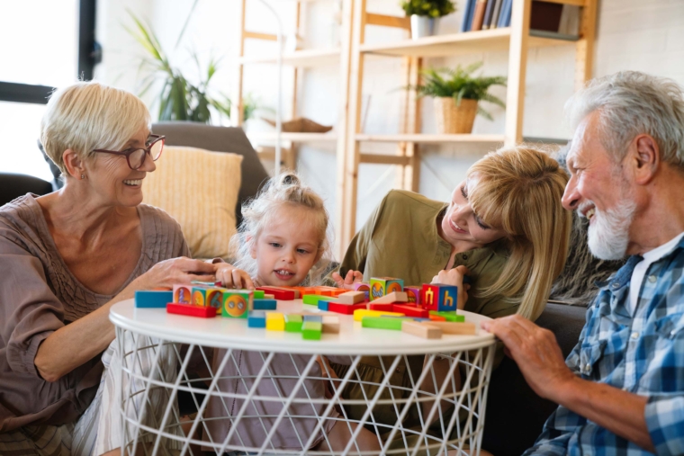 Farklı kuşaklar, farklı değerler, yaşam tarzları ve beklentilerle şekillenir. Bu durum, aile içinde farklı jenerasyonlar arasında iletişim sorunlarına ve çatışmalara yol açabilir.