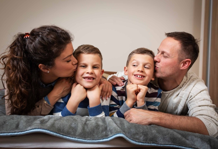 Güven, sağlıklı ve güçlü bir aile yapısının temel taşlarından biridir. Ancak, ihanet, yanlış anlamalar, sözlerin yerine getirilmemesi veya geçmişte yaşanan olumsuz olaylar gibi nedenlerle aile bireyleri arasında güven zedelenebilir.